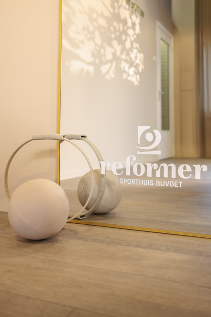 Reformer sporthuis Bijvoet logo en naam op een fitnessruimte